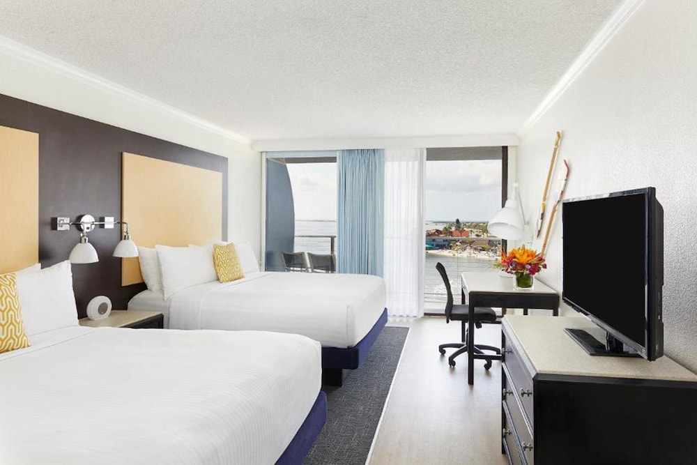 Room, 2 Queen Beds, City View