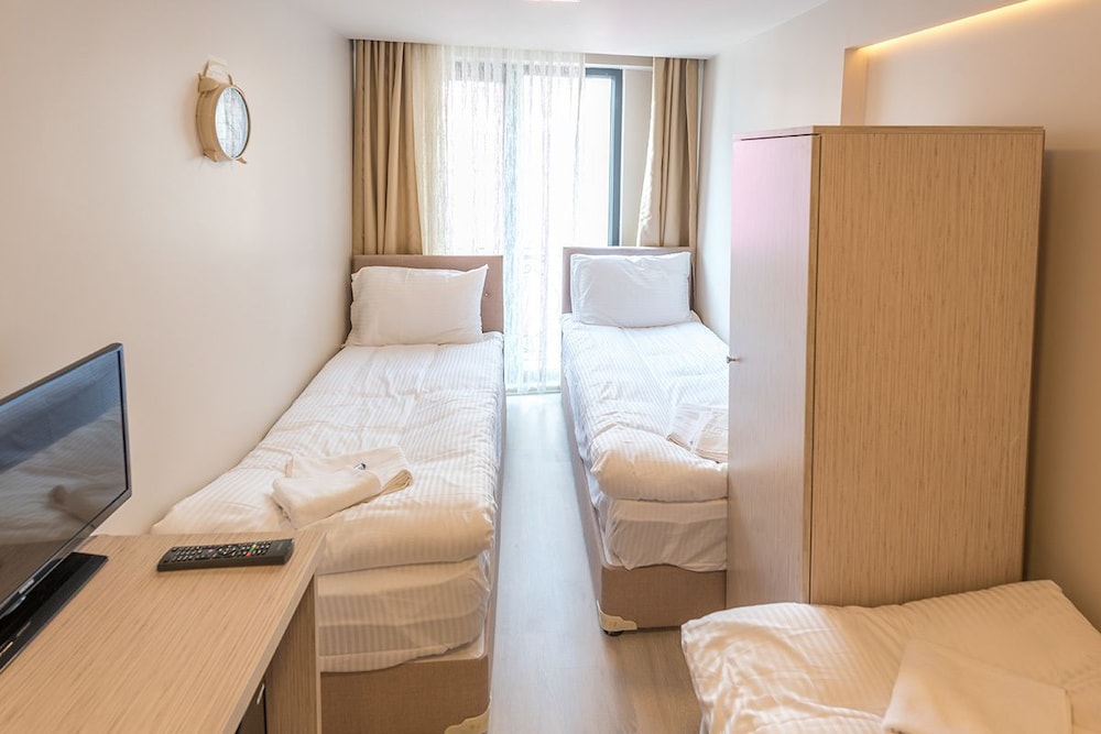 Economy Triple Room photo 2