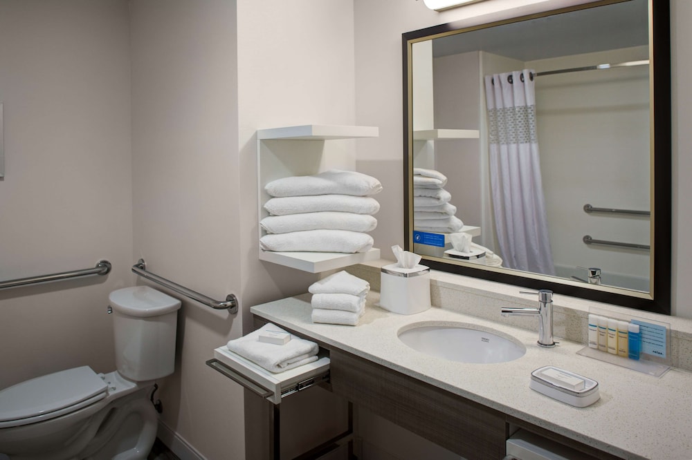 Room, 2 Queen Beds, Accessible, Bathtub - Photo 7