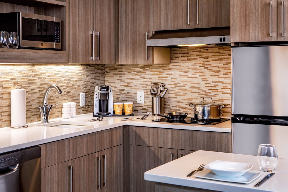 Suite, 1 Bedroom, Kitchen - Photo 13