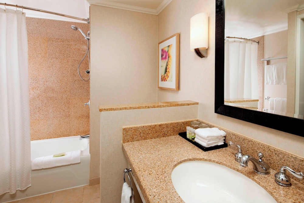 Tower Diamond Head Ocean View King, Newly Renovated - Photo 5