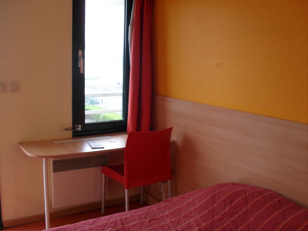 Standard Room, Multiple Beds (1 Double and 1 Single bed) - Photo 2