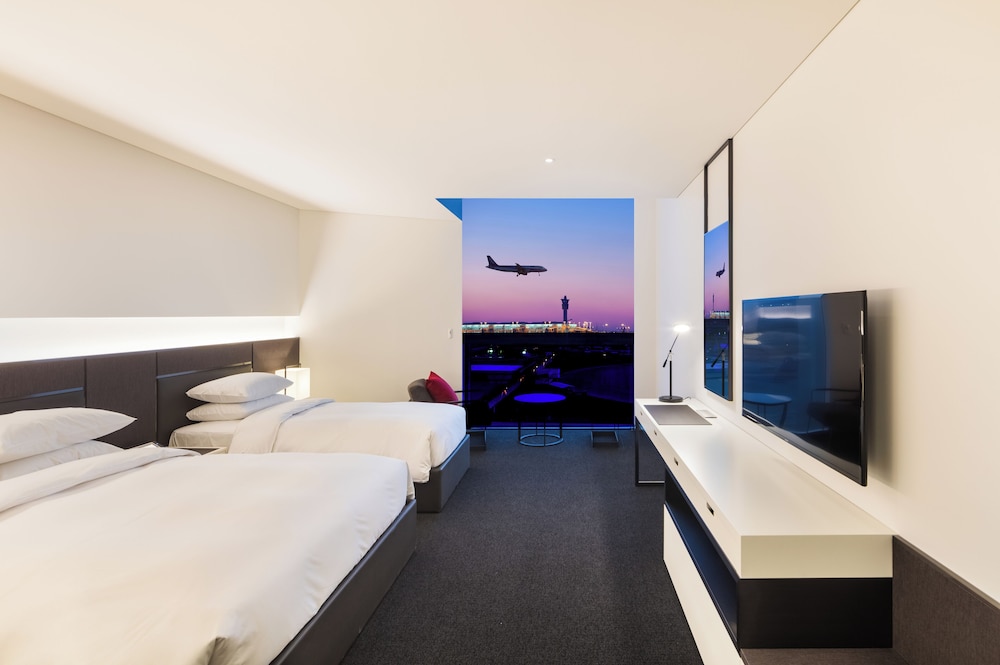 Premium Family Airport View - Breakfast for 2 People Included photo 2