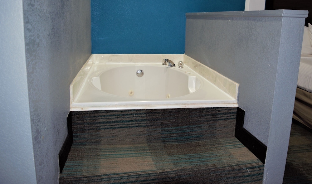 Suite, 1 King Bed, Hot Tub - Photo 5