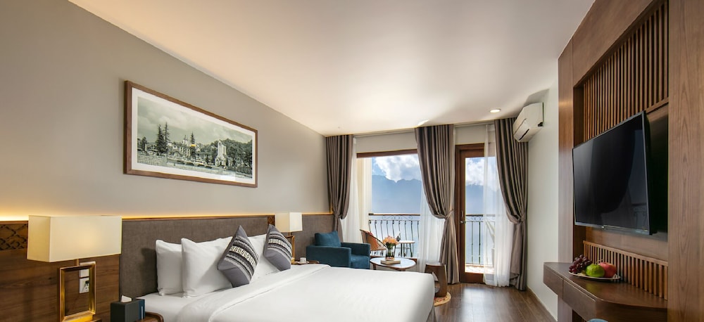 Grand Deluxe King Balcony Mountain View