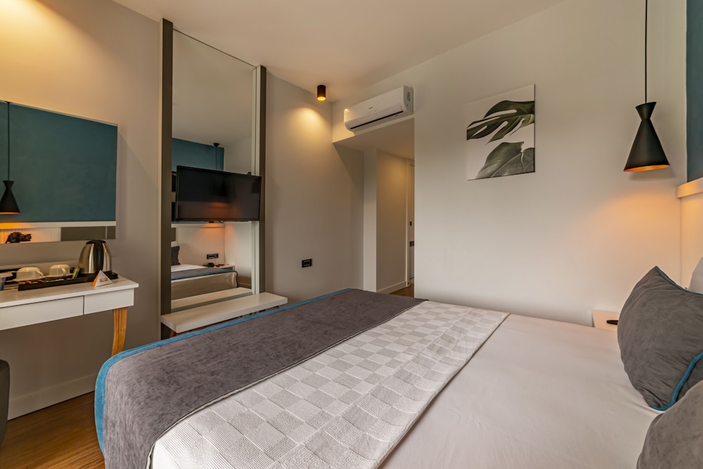 Standard Room, 1 Double Bed, Partial Sea View