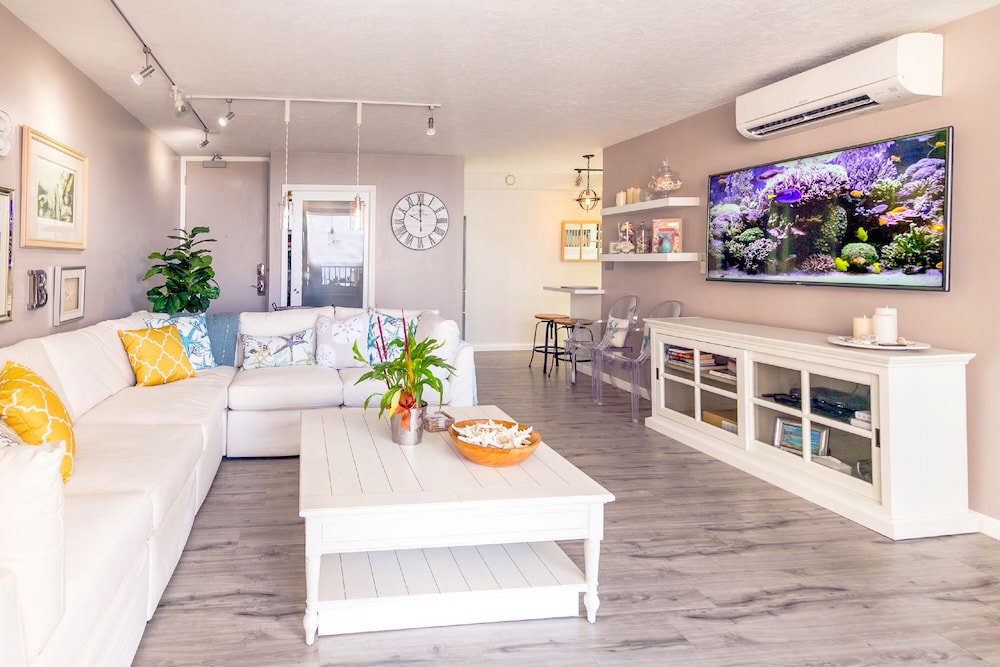 Premium Remodeled Condo with Ocean View and Parking: Premium Condo, 1 King Bed, Air conditioning, Ocean View (0049) photo