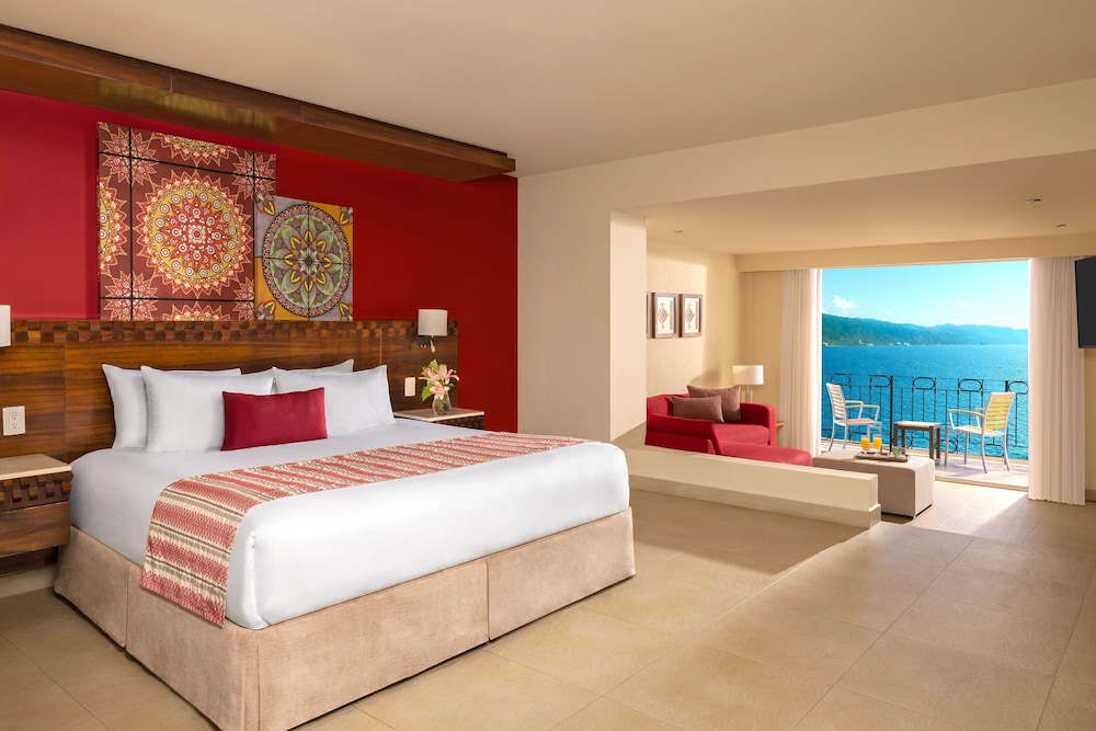 Sun Club Deluxe Romantic Suite Ocean Front