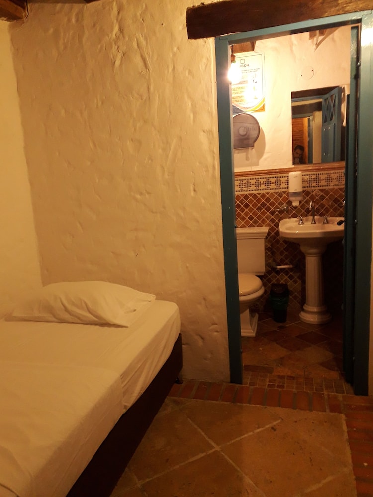 Basic Single Room, 1 Twin Bed, Non Smoking, Private Bathroom photo 3