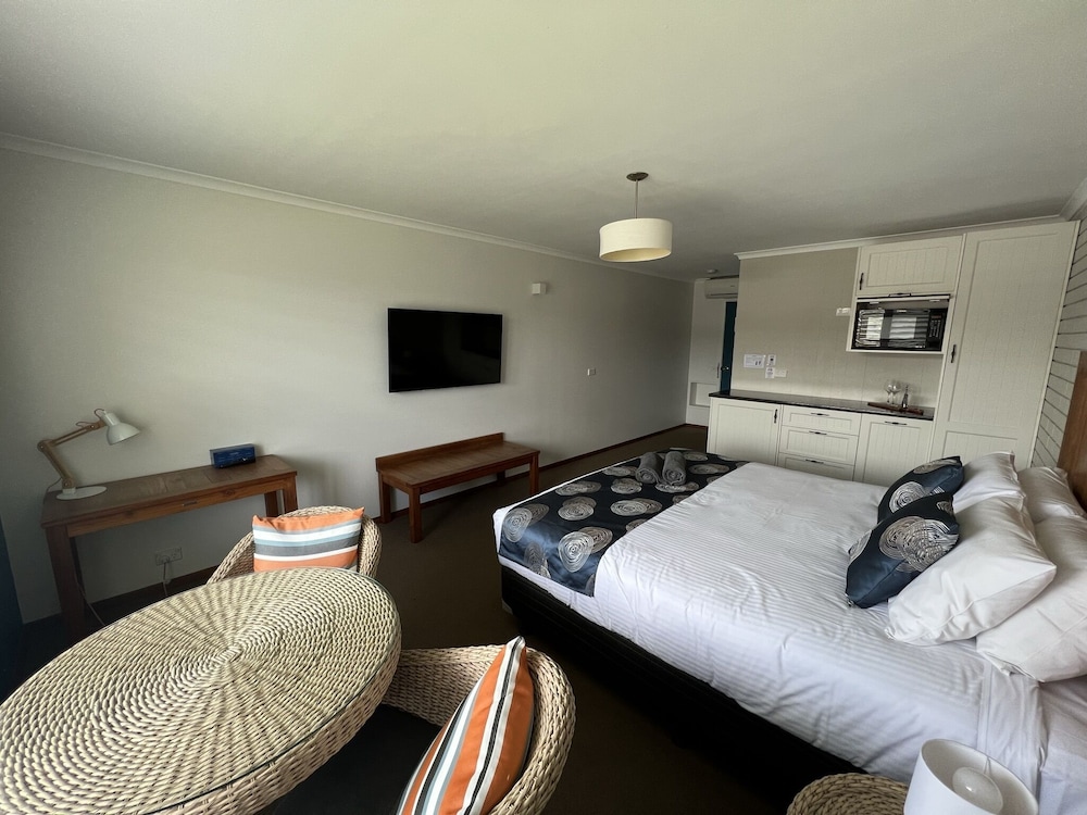 Deluxe Room, 1 King Bed, Sea View photo 2