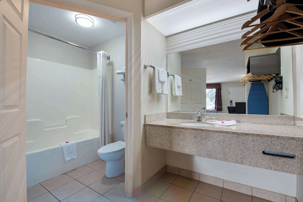 Deluxe Room, 1 King Bed, Non Smoking, Refrigerator & Microwave photo 3
