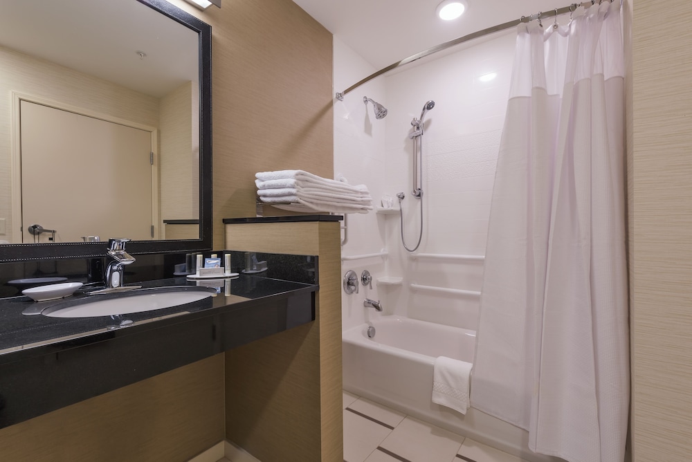 Room, 2 Queen Beds (Mobility Accessible, Tub) photo 3