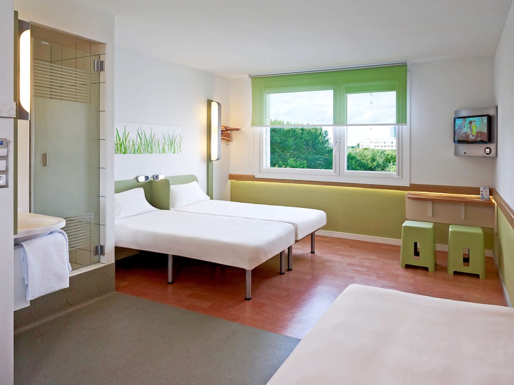 Standard Triple Room, 3 Twin Beds - Photo 3