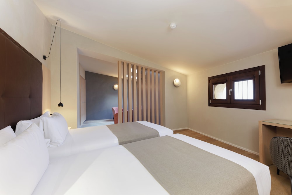 Suite 1 photo 2