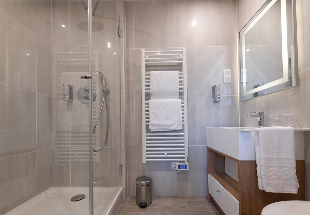 Comfort Double or Twin Room, Private Bathroom (Chambre Lion) photo 3