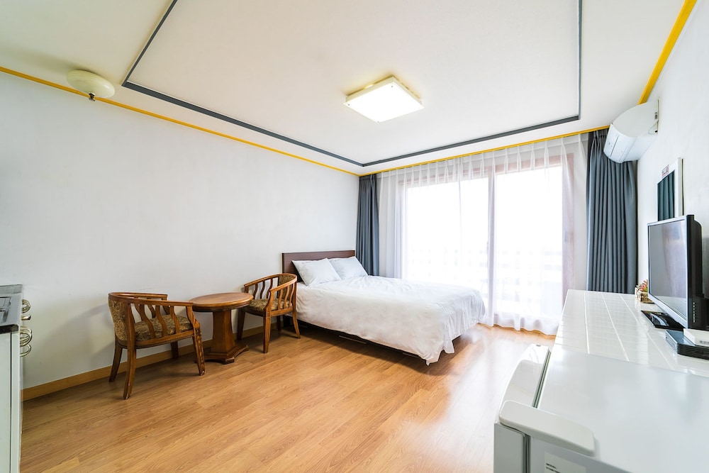 Room (1 Bed, Ocean View) photo 2