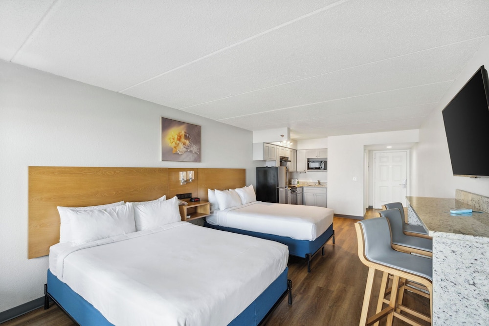 Room, 2 Queen Beds, Kitchen, Beachfront (Walkout, Split Accommodations) - Photo 4