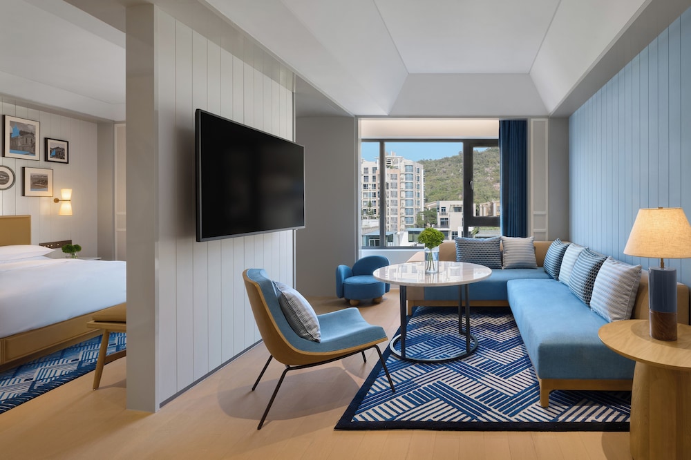 Suite, 1 King Bed (Centric)
