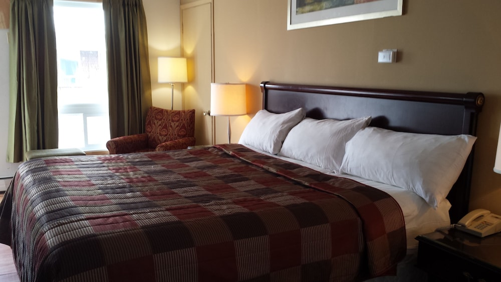 Deluxe Room, 1 King Bed photo 2