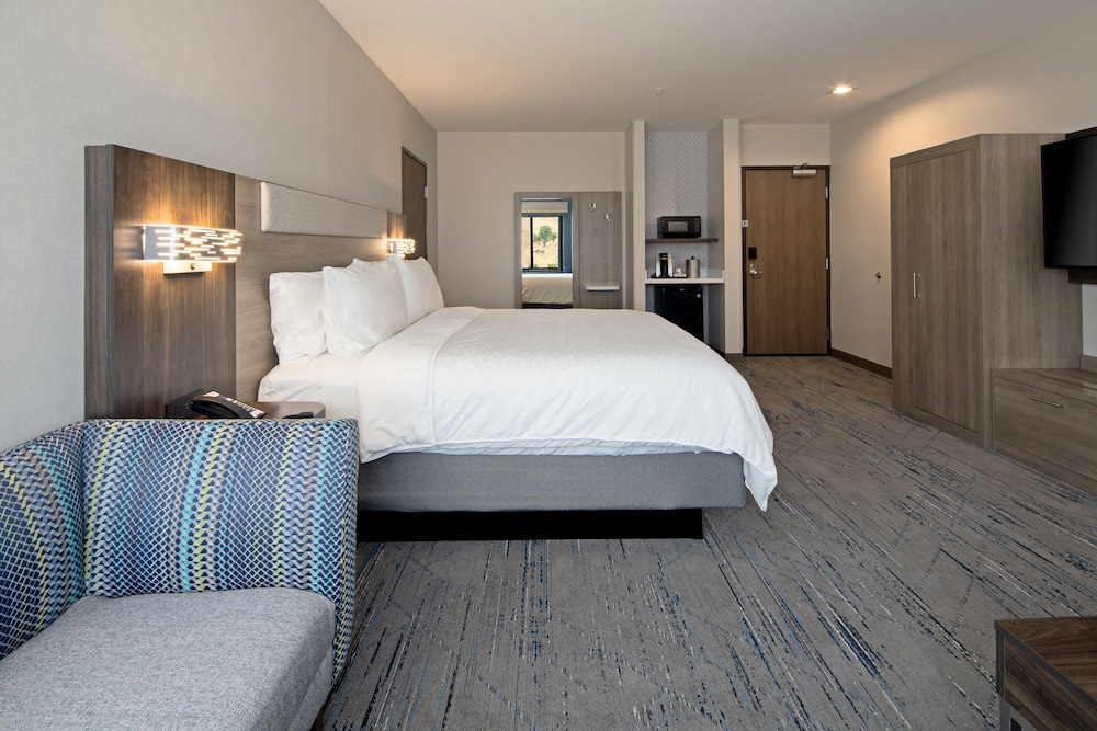 Suite, 1 King Bed - Photo 3