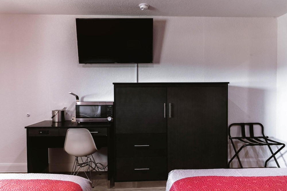 Standard Room, 2 Queen Beds, Non Smoking - Photo 5