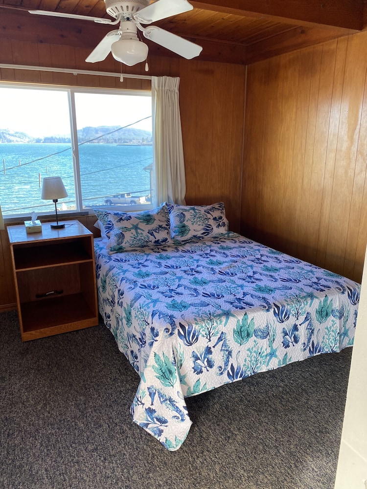 C - 1 Queen / 1 Single w/ Kitchenette photo 3