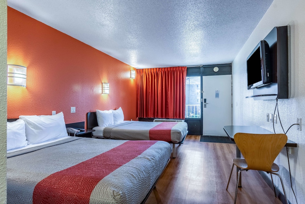 Deluxe Room, 2 Queen Beds, Accessible, Smoking photo 3