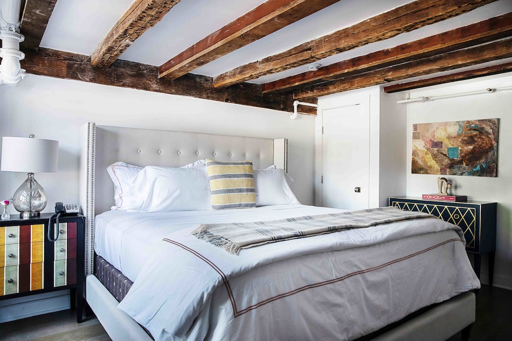 Suite, 1 King Bed photo 2