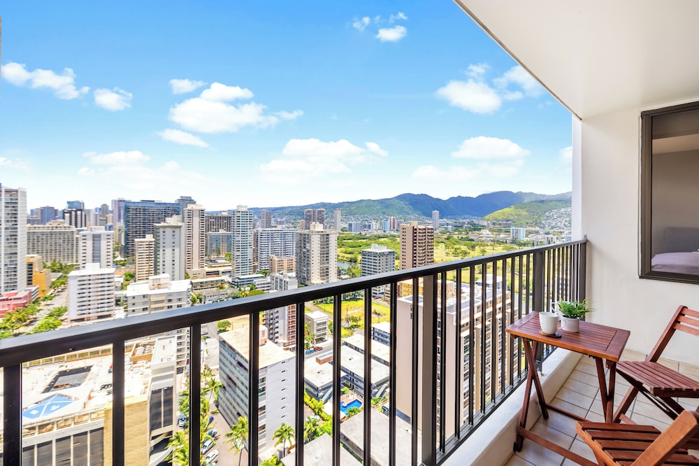 High Floor Ocean View Condo w/ 2 Beds and Parking: Design Apartment, 1 Bedroom, Balcony, Partial Ocean View (0094) photo