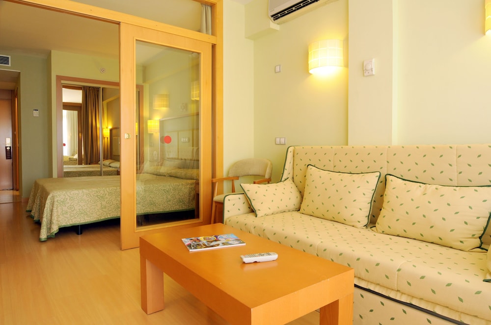 Family Room (2 Adults + 3 Children)