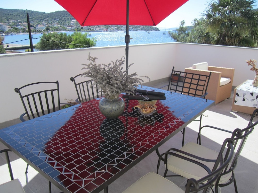 Apartment (Deni - 30 m from sea - A2(4+1))
