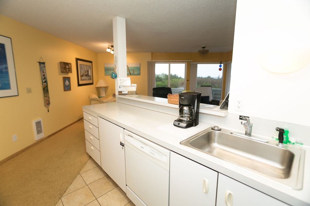 Deluxe Room, Multiple Beds, Kitchen, Pool View (1 Bedroom Dlx-Room 214-Pet Friendly) - Photo 5