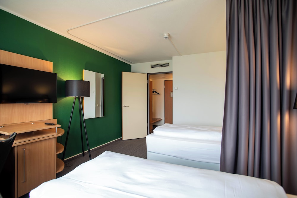 Business Room, 1 Queen Bed (Converts to 2 Twin Beds) photo 2