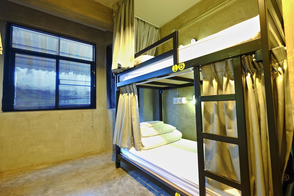 6-Bed Family Room With Shared Bathroom photo 2