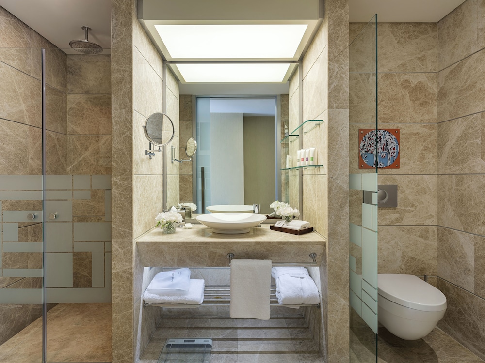 Executive Room City View 1 King Bed thumbnail 6