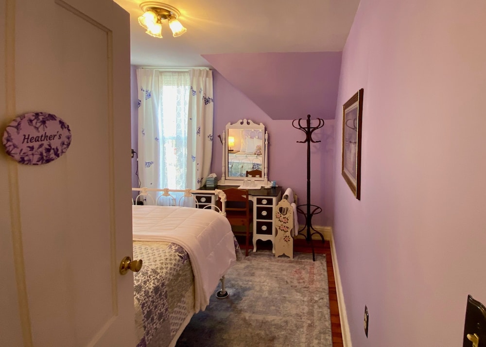 Comfort Double Room, Shared Bathroom (Heather's Room) photo 2