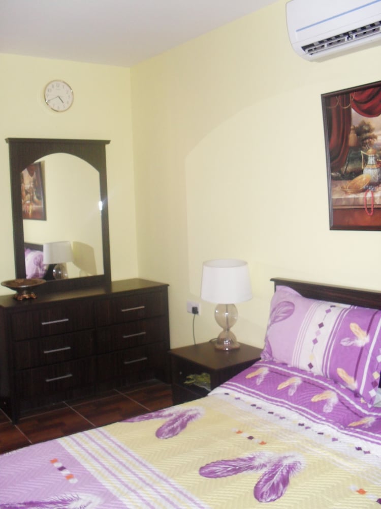 Room (Yellow) photo 1