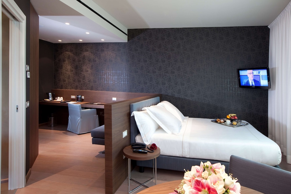 Junior Suite, 1 King Bed, Jetted Tub - Photo 5