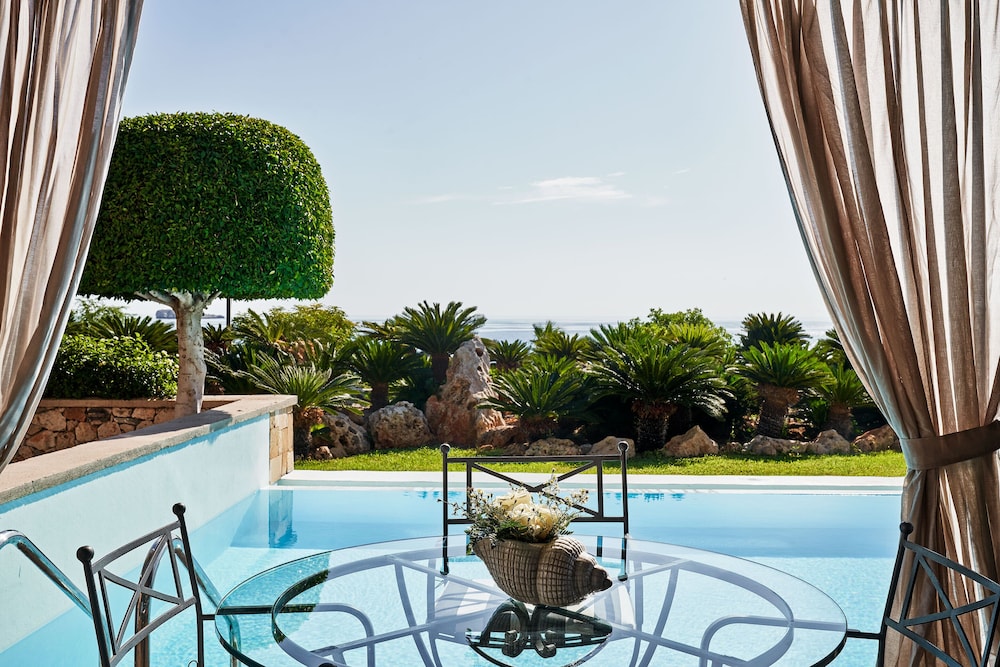 Queen's Maisonette sea front with private pool