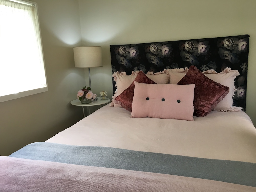Romantic Suite, 1 Queen Bed, Garden View photo 2