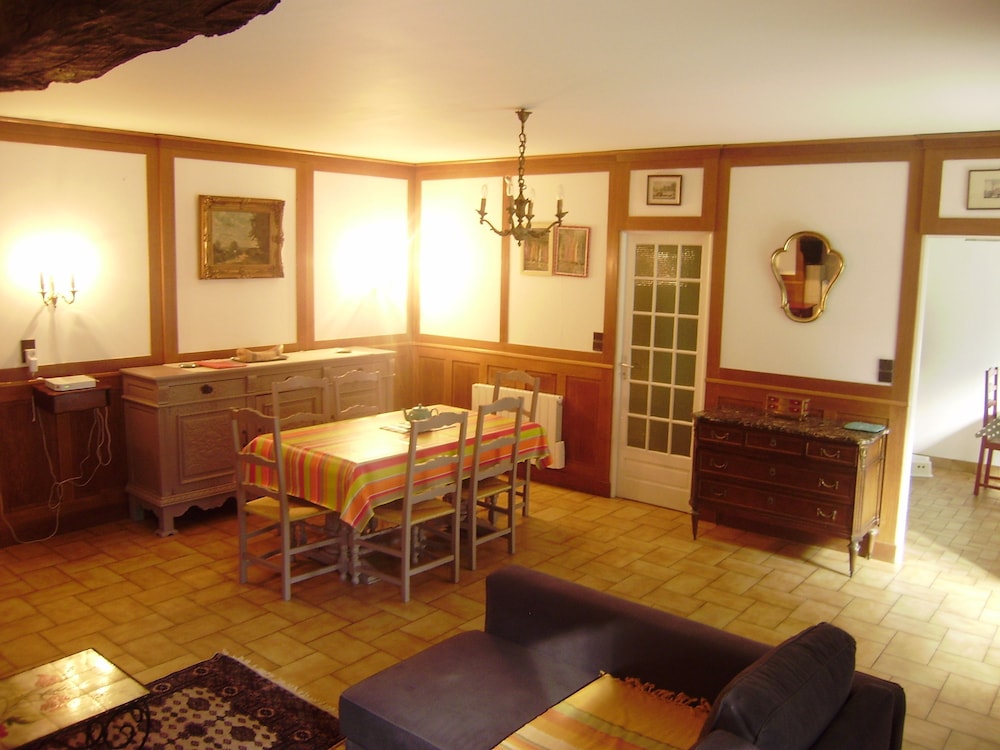 House, 2 Bedrooms photo 3