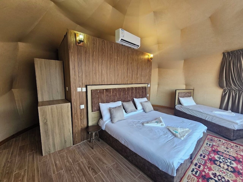 Deluxe Triple Room, Balcony, Desert View