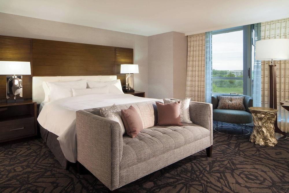 Executive Suite, 1 King Bed (SW-M) - Photo 7