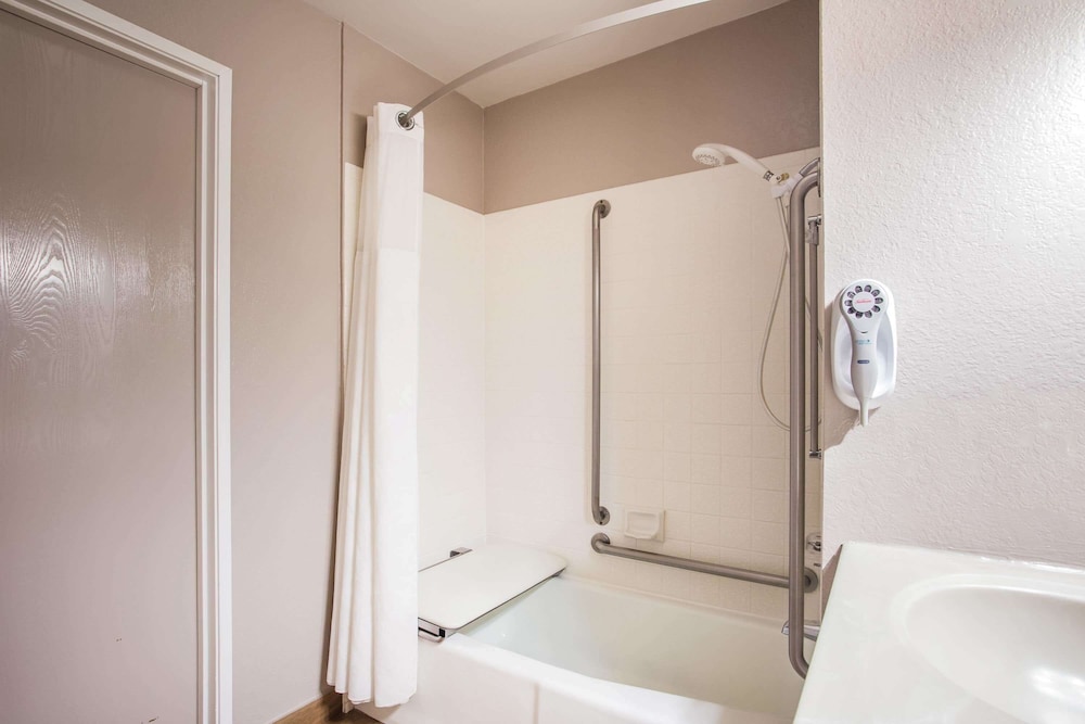 Room, 1 Queen Bed, Accessible, Non Smoking (Mobility/Hearing) - Photo 5