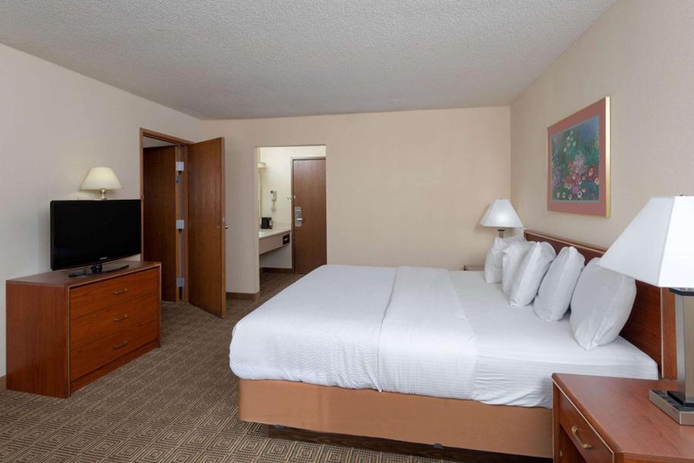 Comfort Room, 1 King Bed, Non Smoking - Photo 5