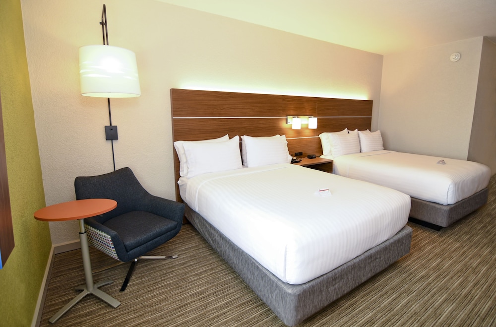 Standard Room, 2 Queen Beds - Photo 5
