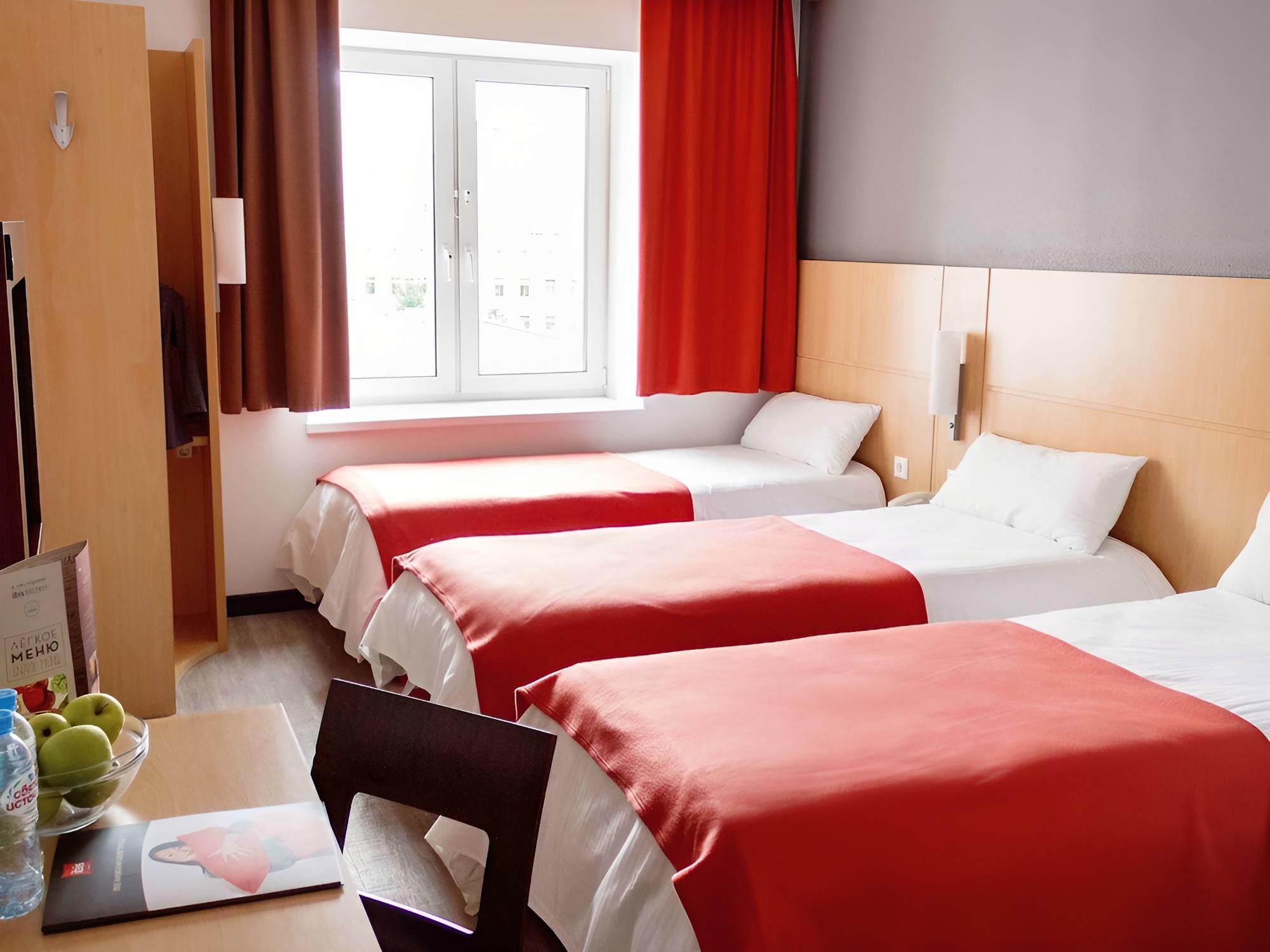 Standard Room, 3 Twin Beds photo 2