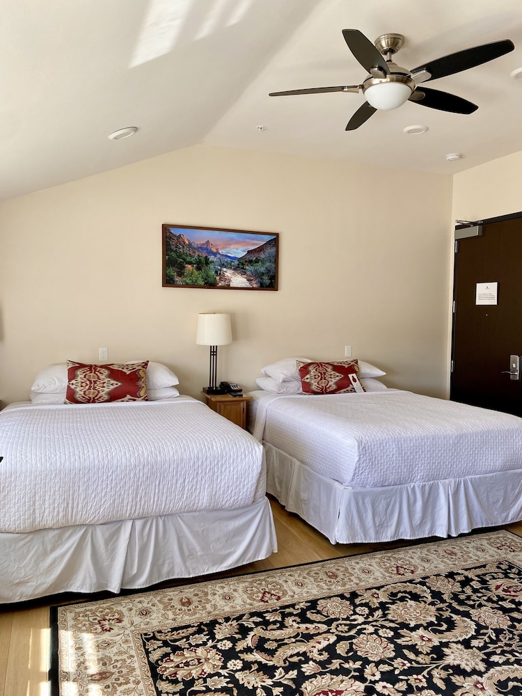 Deluxe Room, 2 Queen Beds, Non Smoking photo 3