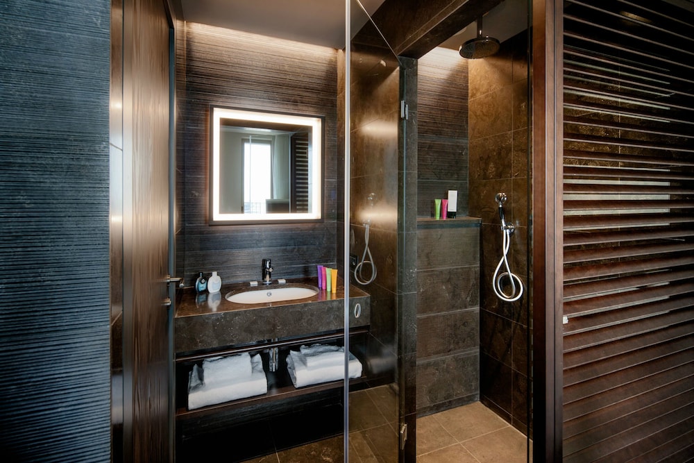 Superior Triple Room, Balcony thumbnail 6