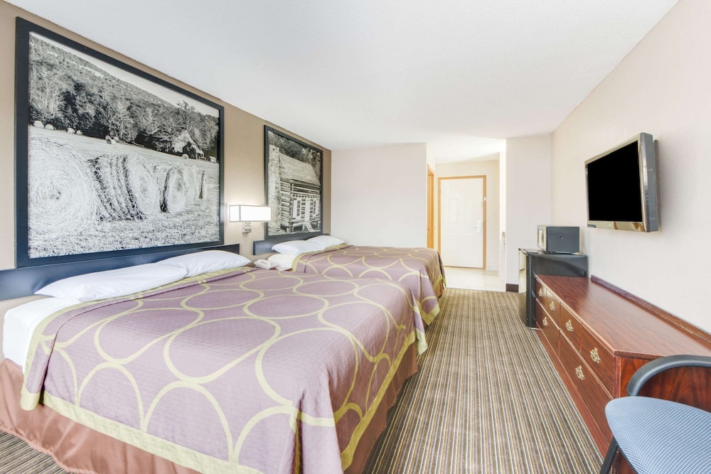 Room, 2 Queen Beds - Photo 9